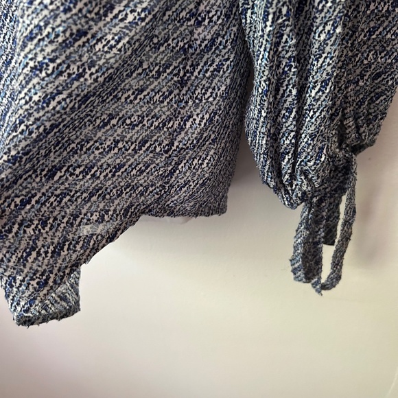 Banana Republic White and Blue Blouse Lined 3/4 Length Tie Sleeves. Size:… - Picture 6 of 8